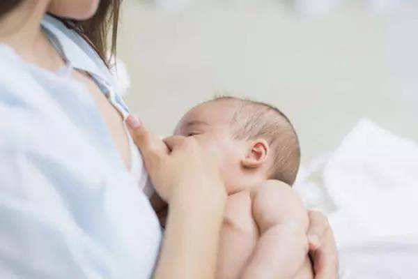 新手妈妈母乳喂养多久喂一次合适
